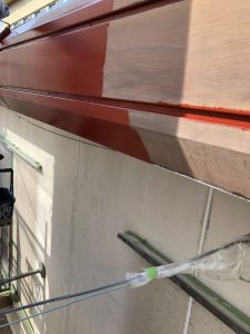 パラペットの錆止め（中塗り）の様子