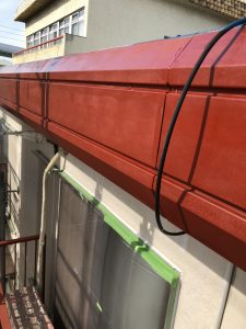 パラペットの錆止め（中塗り）の様子