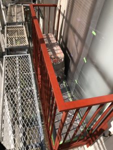 ベランダ手摺の錆止めの塗装の様子