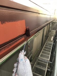 パラペットの錆止め（中塗り）の様子
