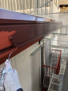 パラペットの錆止め（中塗り）の様子