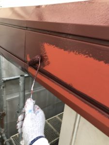 パラペットの錆止め（中塗り）の様子