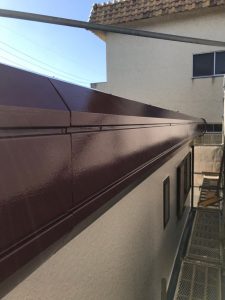 パラペットの塗装の様子