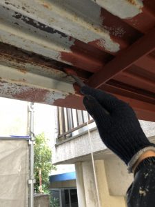 渡り廊下の錆止めの塗装