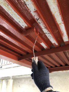 渡り廊下の錆止めの塗装