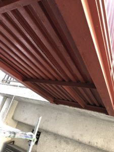 渡り廊下の錆止めの塗装