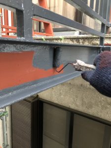 渡り廊下の錆止めの塗装