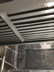 渡り廊下の錆止めの塗装