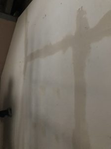 駐車場の壁のパテ処理