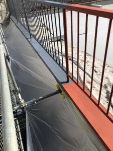 手摺ケレンの錆止め塗装の様子