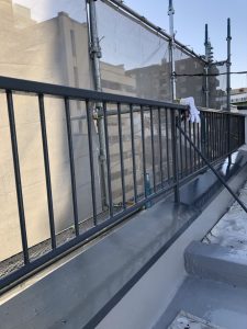手摺ケレンの錆止め塗装の様子