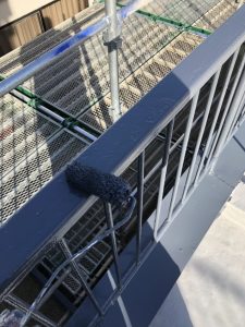 手摺ケレンの錆止め塗装の様子
