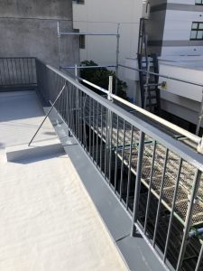 手摺ケレンの錆止め塗装の様子