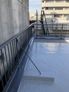 手摺ケレンの錆止め塗装の様子