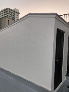 塔屋の塗装の上塗り