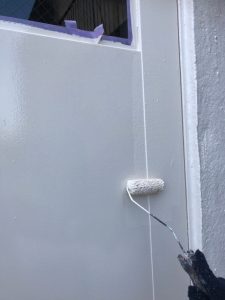 鉄扉に錆止めの塗装（中塗り・上塗り）の様子