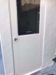 鉄扉に錆止めの塗装（中塗り・上塗り）の様子