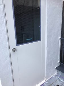 鉄扉に錆止めの塗装（中塗り・上塗り）の様子