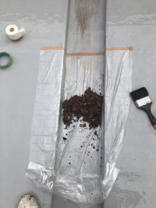 ケレン施工にて取れた錆や汚れカス