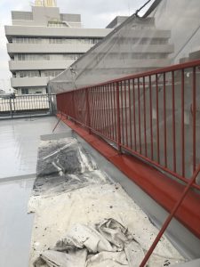 手摺ケレンの錆止め塗装の様子