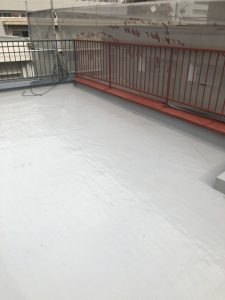 手摺ケレンの錆止め塗装の様子