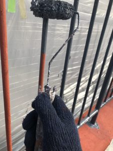 手摺ケレンの錆止め塗装の様子