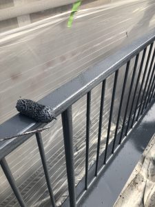 手摺ケレンの錆止め塗装の様子