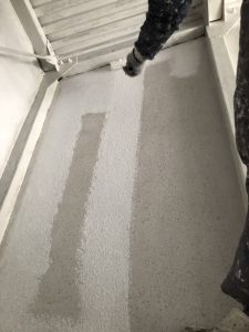 塔屋の内壁の塗装の様子