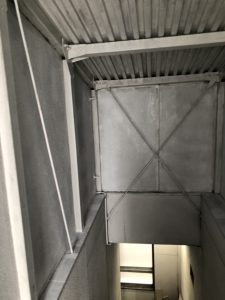 塔屋の内壁の塗装の様子