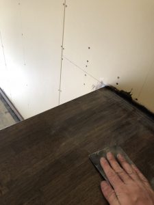 サンディングペーパーにて均一に、そして細かい目荒らしを作り塗料の浸透力を高めます。