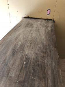 サンディングペーパーにて均一に、そして細かい目荒らしを作り塗料の浸透力を高めます。