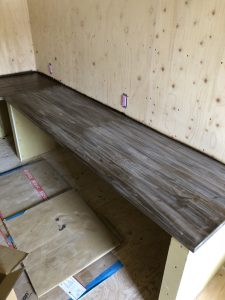 サンディングペーパーにて均一に、そして細かい目荒らしを作り塗料の浸透力を高めます。