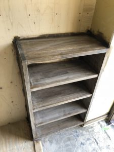 サンディングペーパーにて均一に、そして細かい目荒らしを作り塗料の浸透力を高めます。