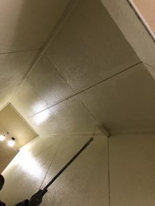 廊下壁の上塗りの様子